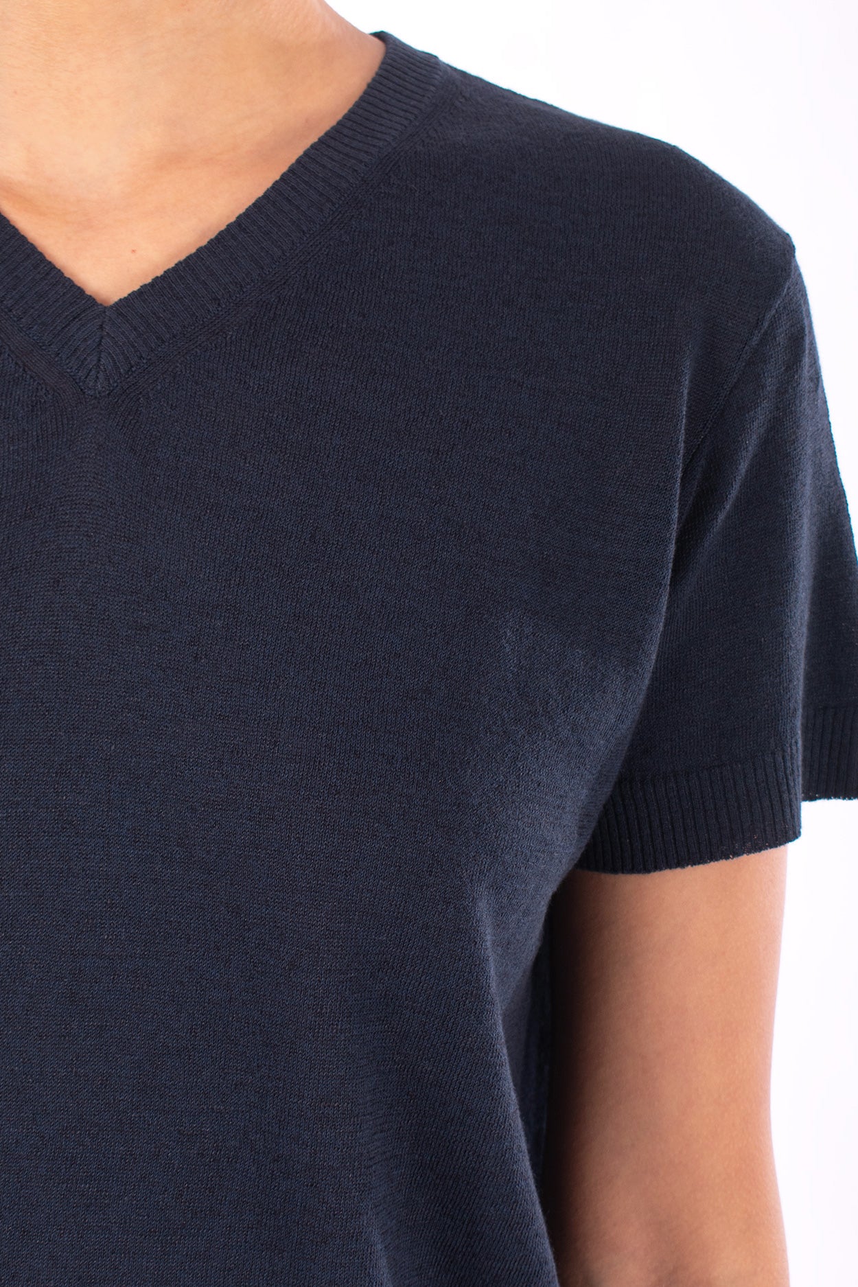 #1230 Cropped Short Sleeve V-neck Sweater In Linen And Organic Cotton- Marritimo — Lars Andersson, view 4